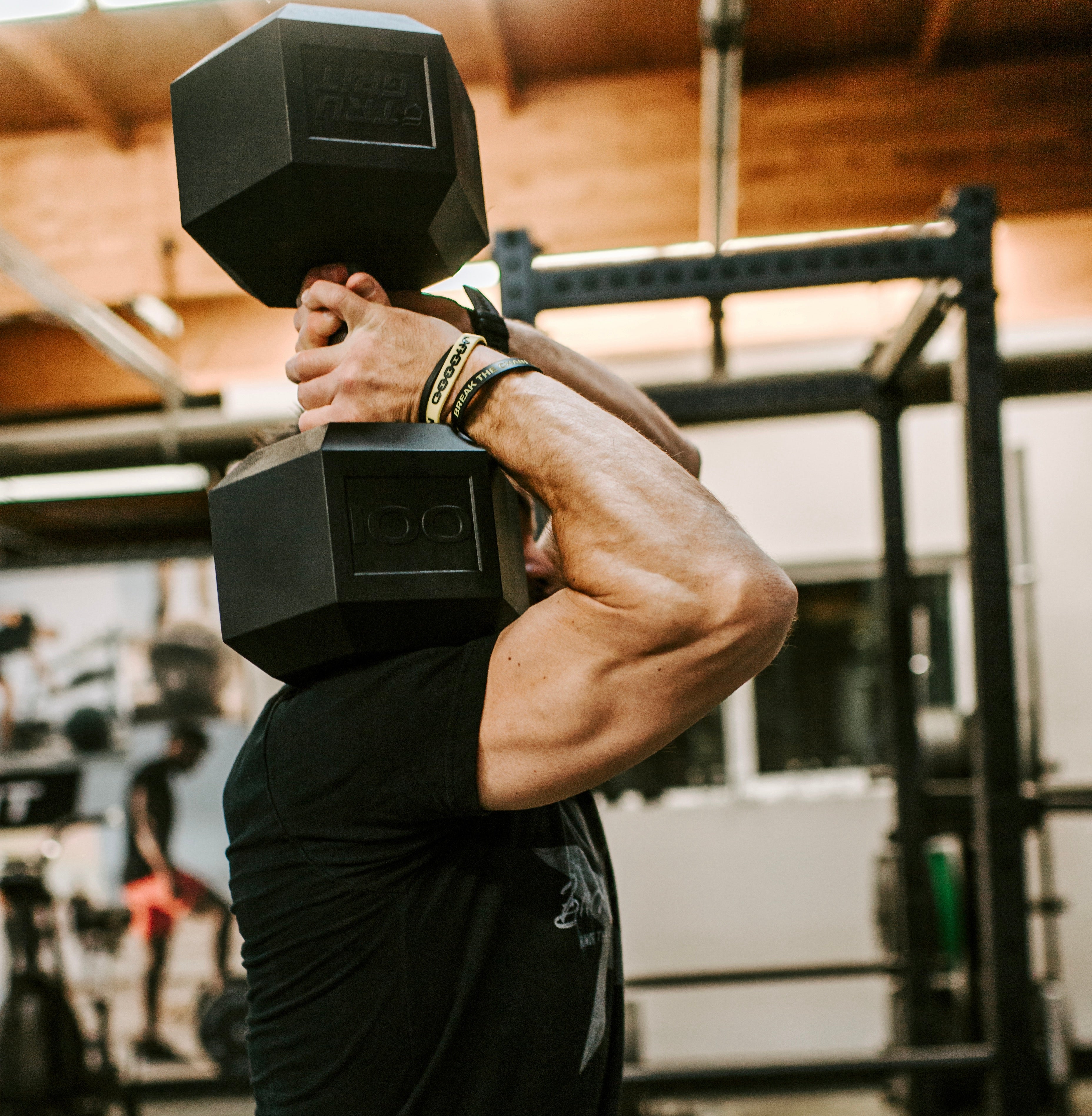 Men lifting online weights